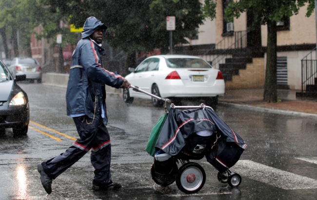 تحقيق يتهم هيئة البريد الأمريكية بـ”الاحتيال على موظفيها”.. وثائق أثبتت تلاعب مديريها بالأجور والساعات الإضافية