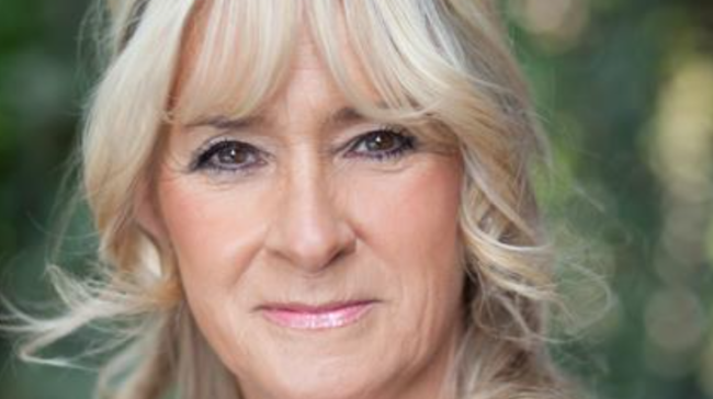 بدأت بمخالفة قيمتها 1.5 دولار! فنانة بريطانية تكسب نزاعاً قضائياً دام لـ5 سنوات