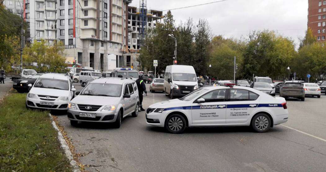 روسيا تكرّم شرطي مرور أوقف المسلح الذي هاجم الجامعة.. تحول لبطل قومي وحال دون وقوع مجزرة (فيديو)