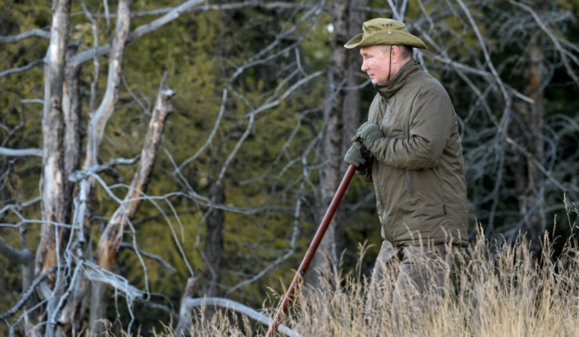 رداً على شائعات إصابته بمرض خطير.. الكرملين ينشر صوراً لبوتين وهو يستعرض “عضلاته”  في رحلة صيد