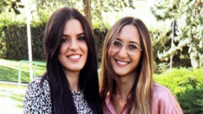 قصة غريبة لشابتين لم تتعرفا على أمهما الحقيقية حتى سن الثالثة! اختلطتا بعد ولادتهما بسبب خطأ في المستشفى