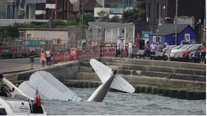 شجاعة طيار تنقذ أرواح العشرات.. أغرق طائرته في البحر بعد تعطّلها بدلاً من السقوط على الجماهير (فيديو)