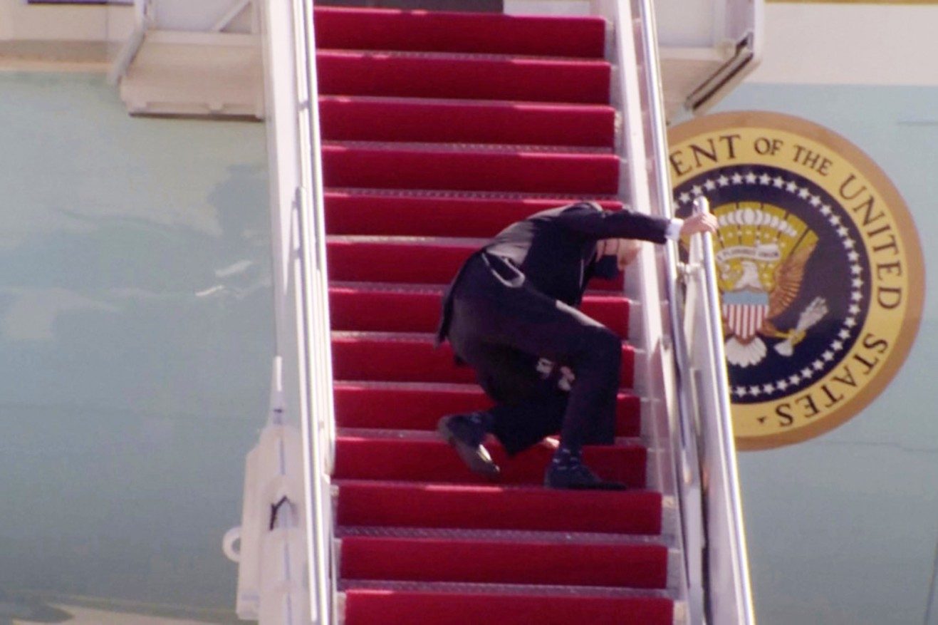 سقط على سلم الطائرة 3 مرات وأخطأ في التعرف على زوجته.. هل يخفي البيت الأبيض شيئاً ما عن صحة بايدن؟