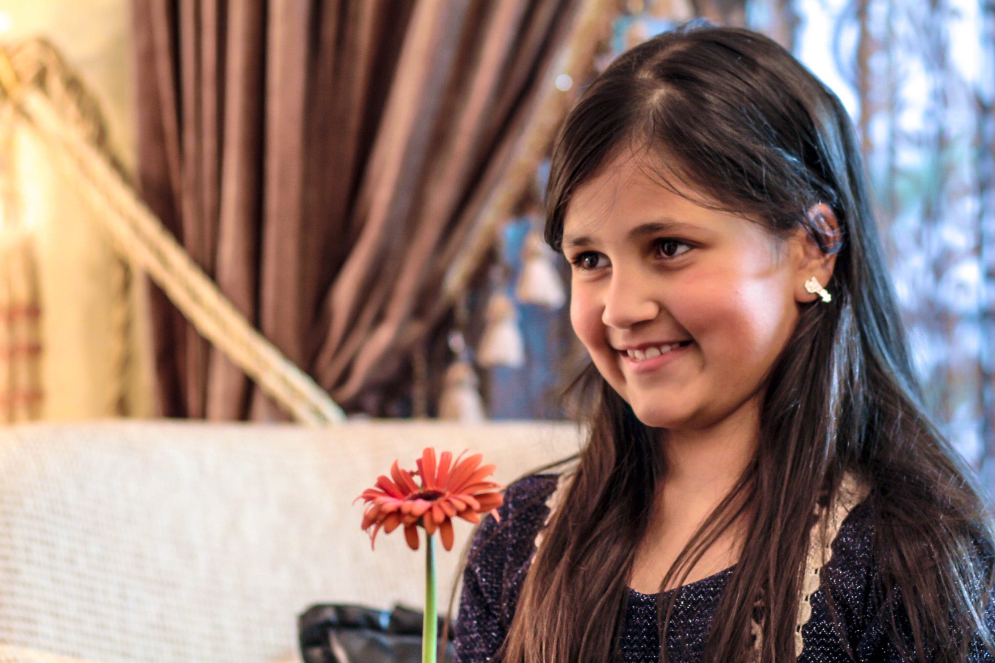 نجمة قناة طيور الجنة ​لين الصعيدي تفاجئ جمهورها بإطلالتها.. ظهرت “فتاة حسناء” إلى جانب والدها