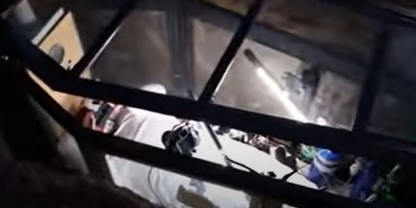 يوتيوبر تركي يدفن نفسه في نعش تحت الأرض.. ظلَّ 6 ساعات موصولاً بأنبوب أوكسجين وطبيب يتابعه “فيديو”