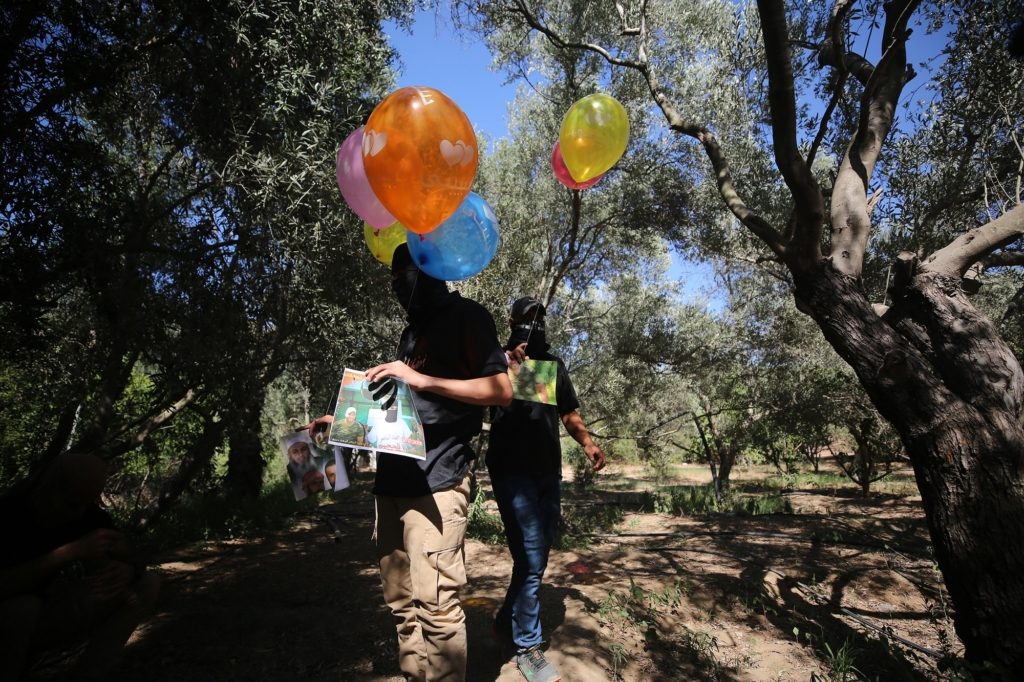 البالونات حملت صوراً لشهداء، ورسائل تحذيرية تطالب إسرائيل برفع حصار غزة/ الأناضول