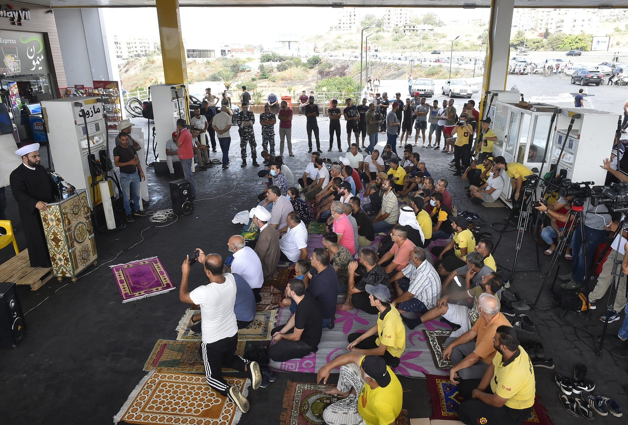 صلاة الجمعة جرت في باحة محطة للمحروقات بمدينة صيدا جنوبي لبنان/ الأناضول