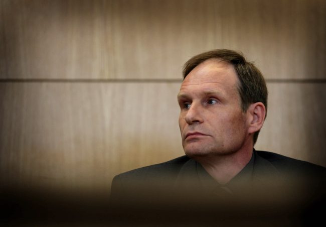 تعرَّفَ على شخص عبر الإنترنت فأكله مع البطاطس والكرنب.. القاتل الألماني آرمين مايفيس الذي يُوصف بأنه ودود ومهذّب!