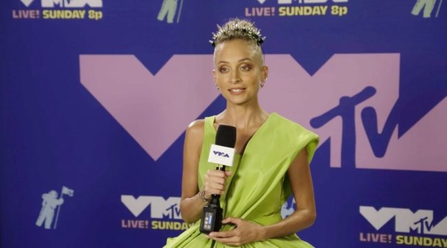 النيران كادت “تدمّر” وجه ممثلة أمريكية شهيرة.. اشتعلت في شعرها بينما كانت تطفئ شموع كعكة عيد الميلاد