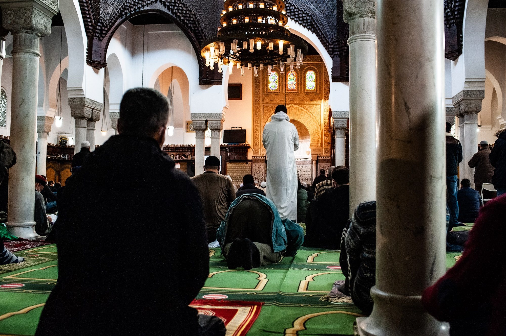 فرنسا ستغلق مساجد