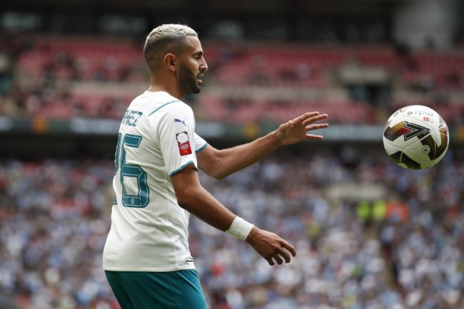 أصر على ظهورهما بشكل “مُحترم”.. مدرب الجزائر يُجبر محرز وبن رحمة على التخلي عن الشعر الأشقر