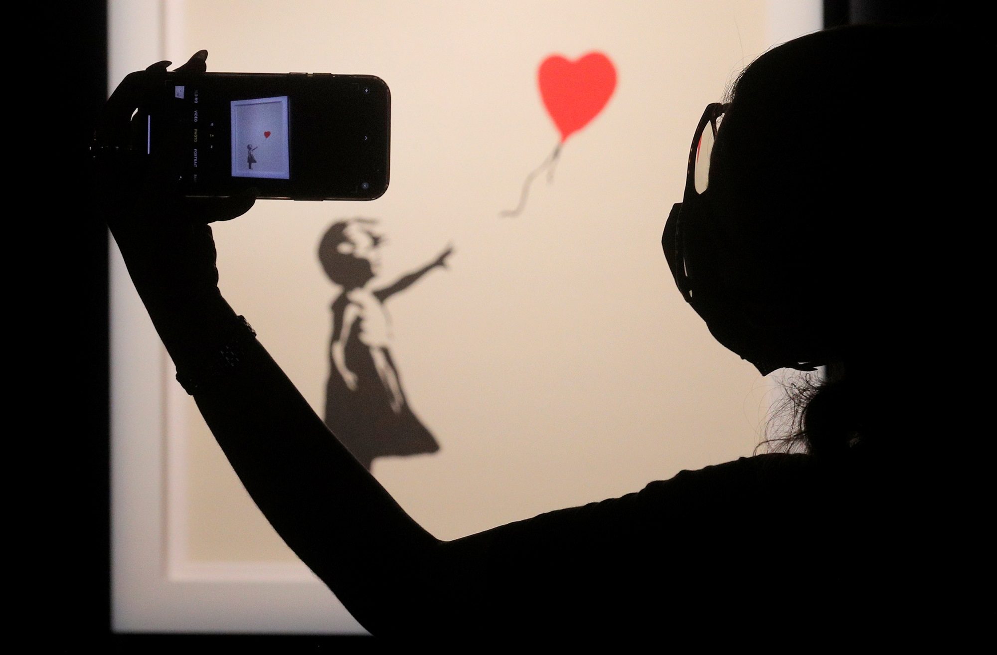 اللوحة التي “مزقت نفسها” تُعرض مجدداً في مزاد.. عمل بانكسي قد يباع بـ8 ملايين دولار