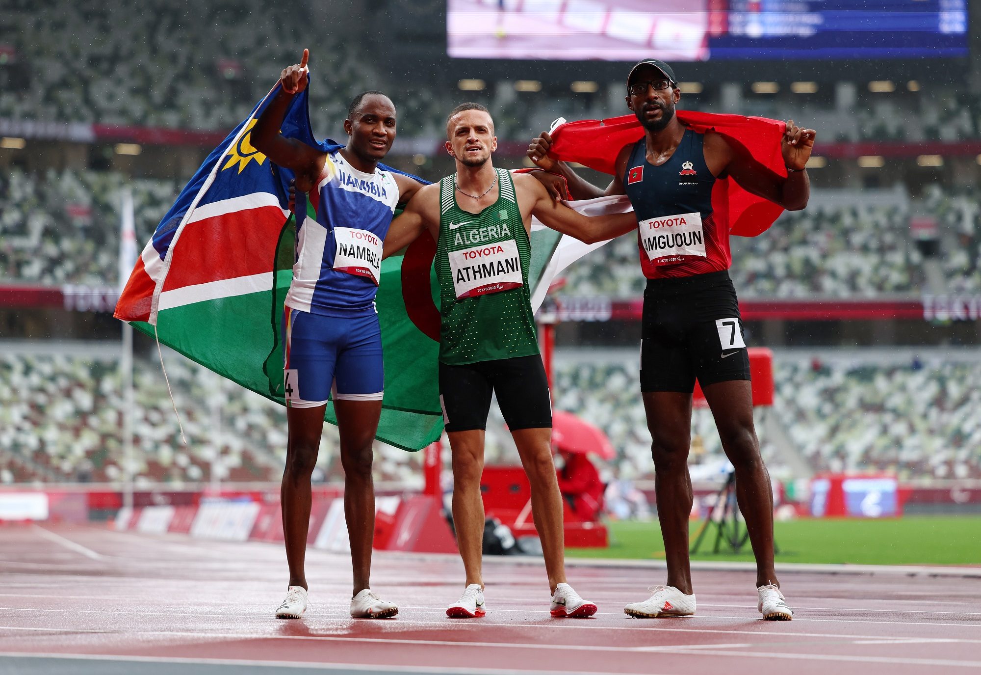 ما فرقته السياسة جمعته الرياضة.. صورة العداءين الجزائري والمغربي يتعانقان تثير تفاعل مواقع التواصل