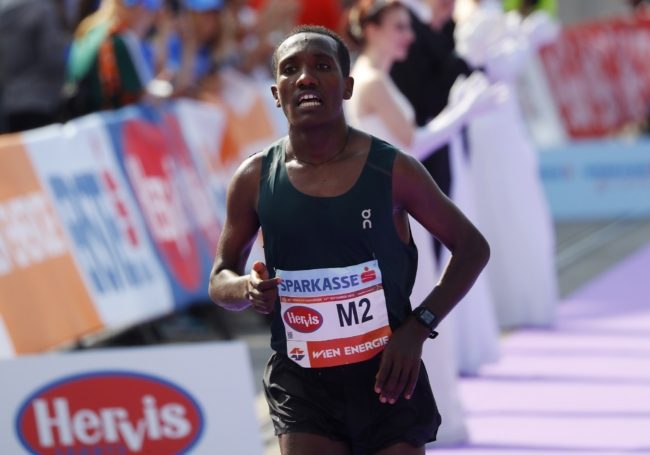 عداء يُحرم من رقمه القياسي في “ماراثون فيينا”.. حذاؤه تسبب في خسارته اللقب