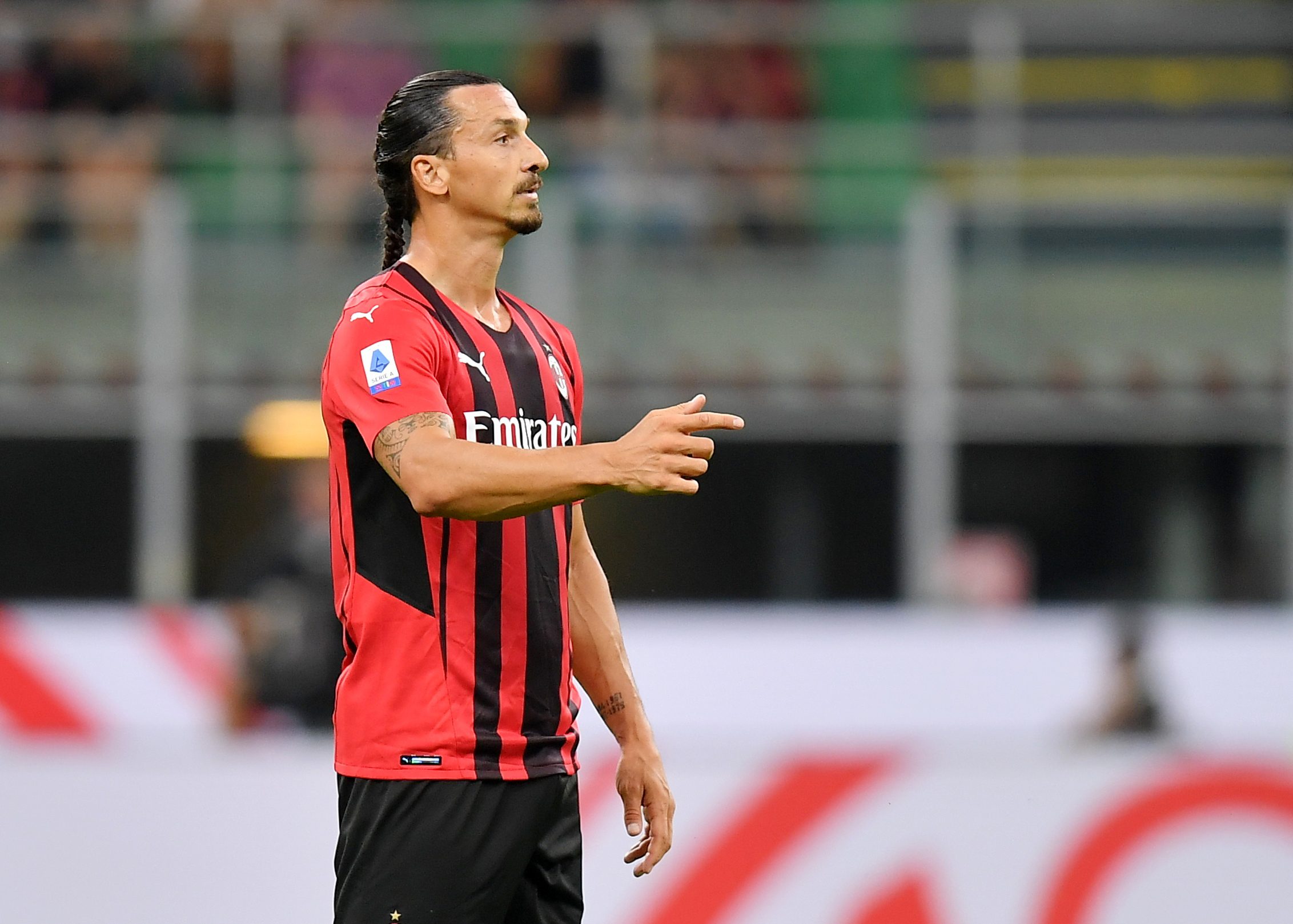 إبراهيموفيتش سيغيب عن مباراة ميلان أمام يوفنتوس (رويترز)