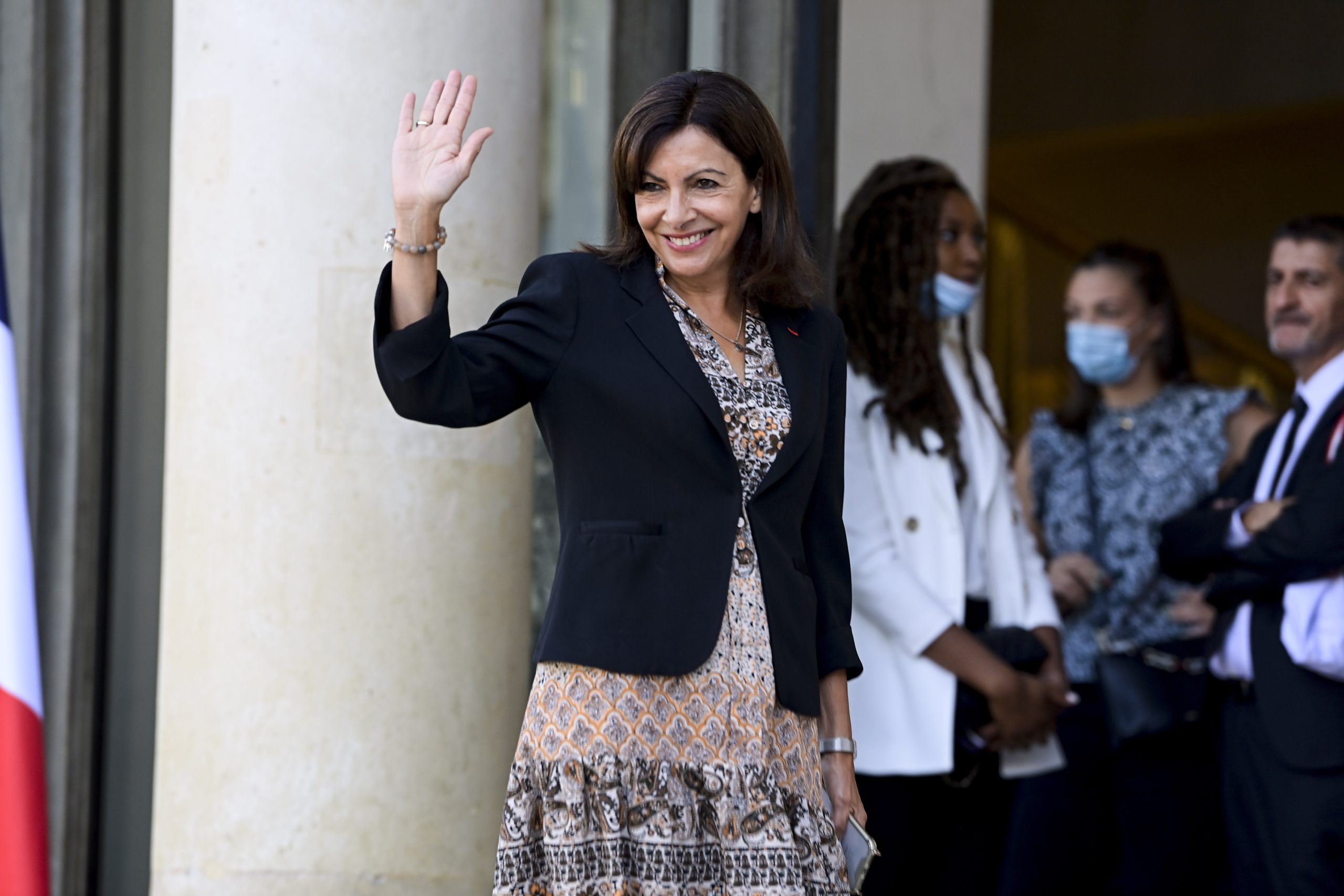 أندلسية تهدد عرش ماكرون! قصة آن هيدالغو عمدة باريس التي تطمح للوصول إلى قصر الإليزيه