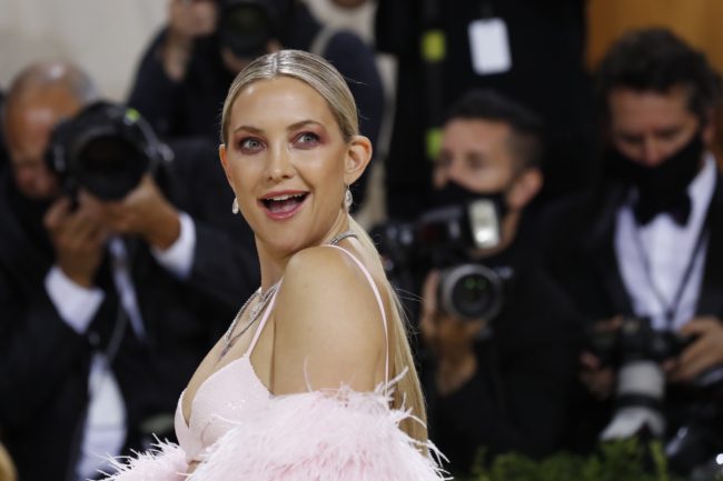 النجمة الأمريكية كيت هدسون تعلن خطبتها للموسيقار داني فوجيكاو.. نشرت صورة لهما (صور)