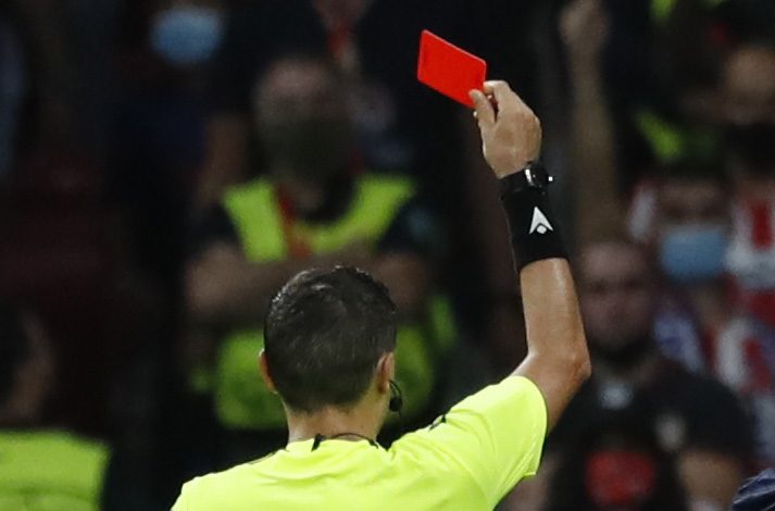 طرد حارس مرمى اعتدى على زميله (رويترز)