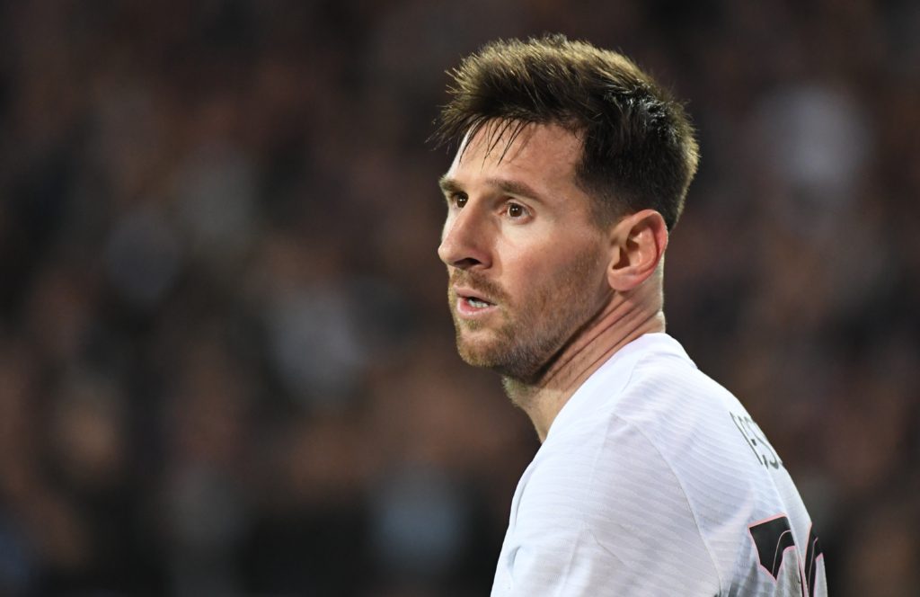 ميسي يستبعد فوزه بالكرة الذهبية لعام 2021 (رويترز)