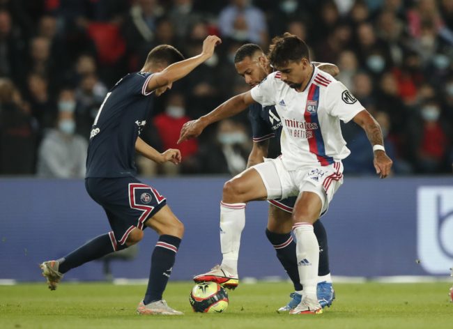 بطاقة صفراء مثيرة للجدل.. الحَكمة الأشهر في فرنسا تعاقب لاعباً برازيلياً على مهارته