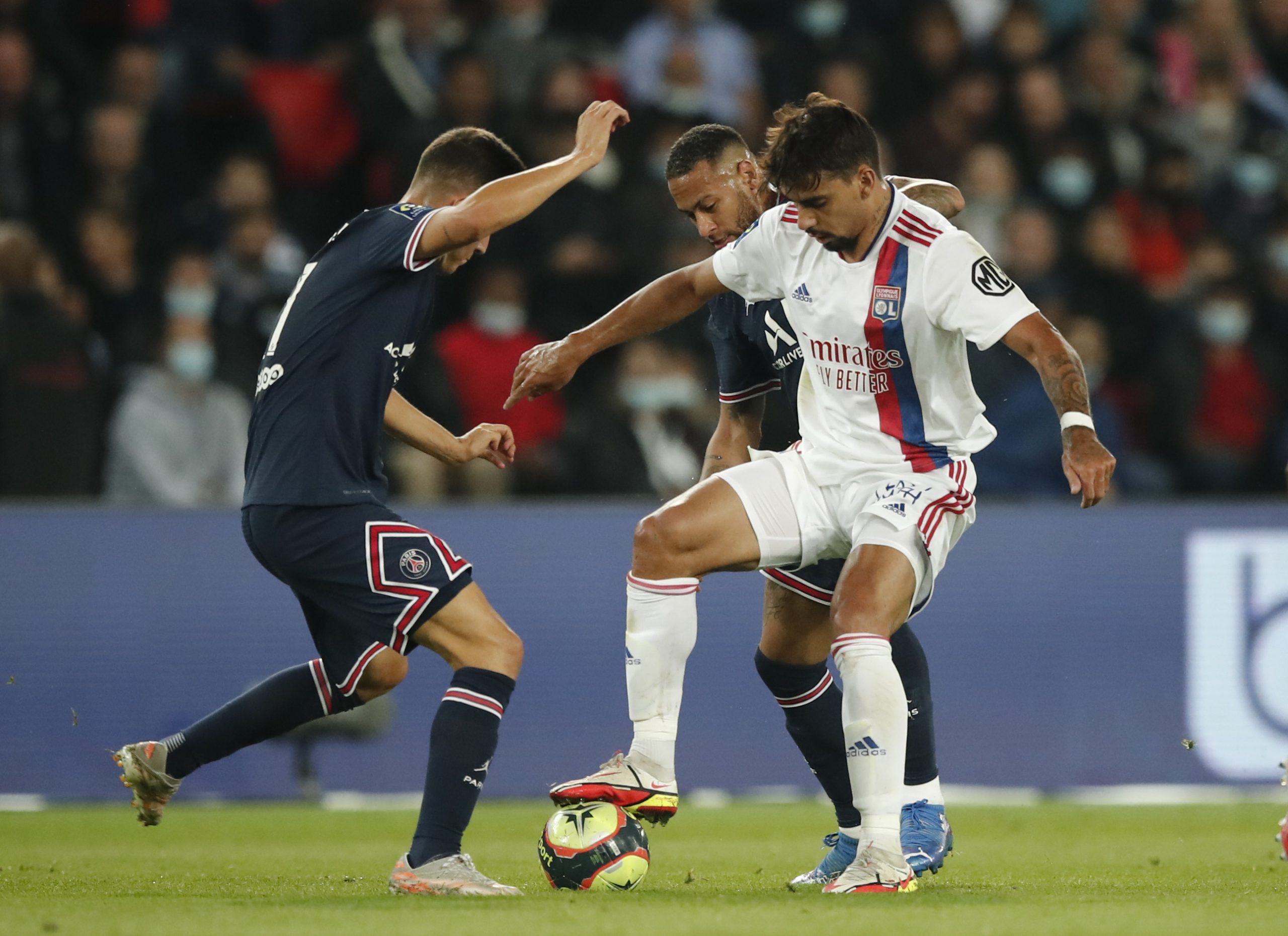 بطاقة صفراء مثيرة للجدل للاعب برازيلي (رويترز)