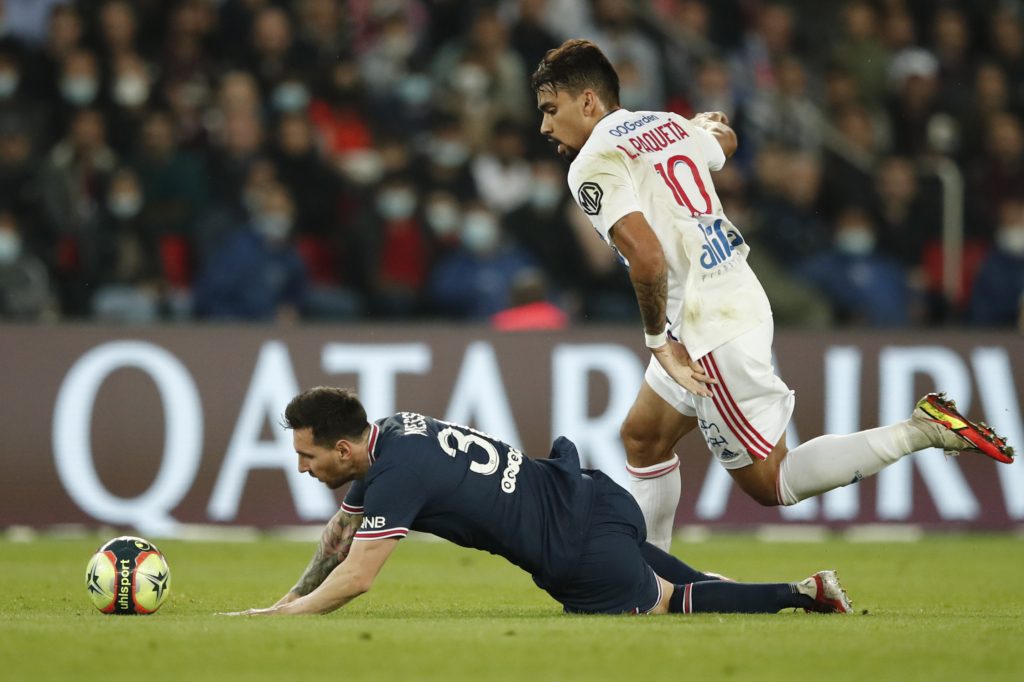 ميسي سيغيب عن مباراة ميتز بسبب الإصابة (رويترز)