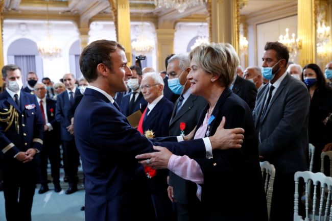 ماكرون يعلن عن مشروع قانون لمكافأة “الحركيين الجزائريين” الذين دعموا الاستعمار.. طلب منهم “الصفح”