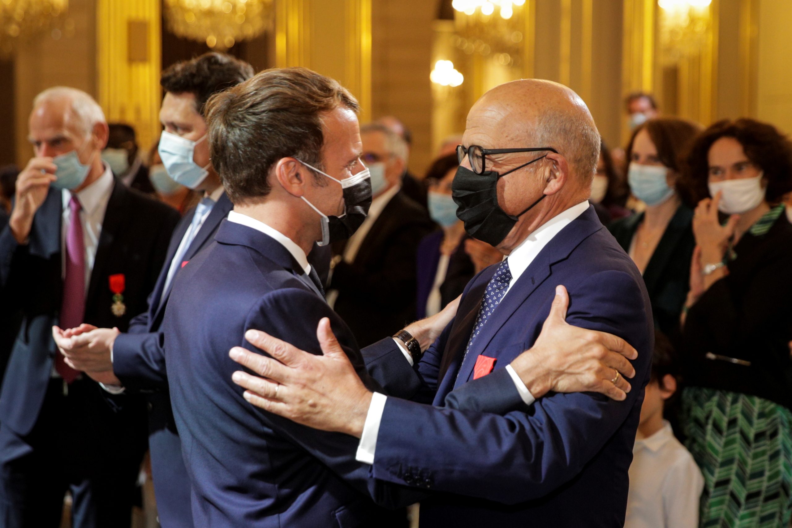 الانتخابات أولى من العلاقات مع الجزائر.. كيف فضَّل ماكرون تكريم “الحركيين” على الاعتذار عن جرائم الاستعمار الفرنسي؟