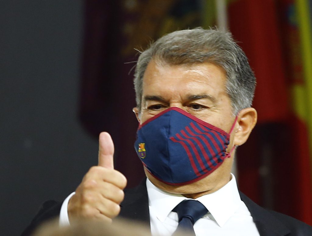 خوان لابورتا رئيس نادي برشلونة يراهن على المواهب الشابة (رويترز)