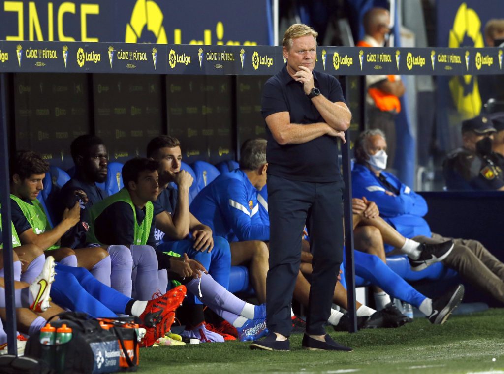 كومان مرشح للرحيل عن برشلونة (رويترز)