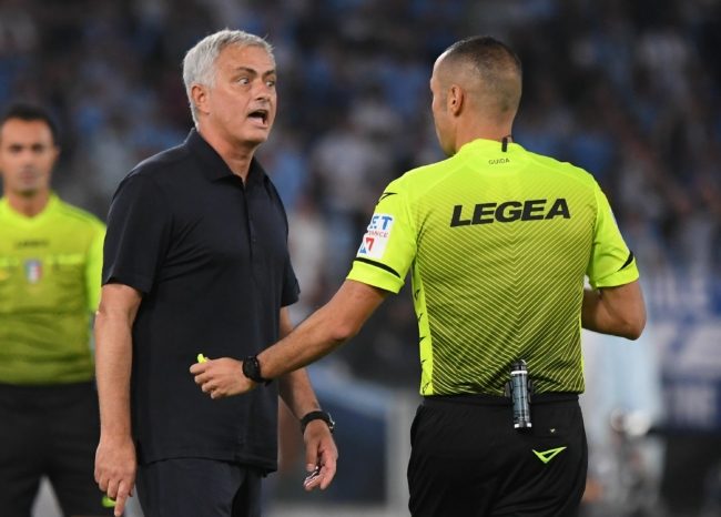 تلقَّى الهزيمة الثانية مع روما.. مورينيو يفتح النار على التحكيم بعد خسارة ديربي العاصمة