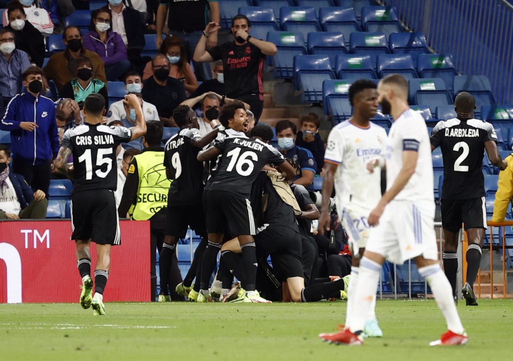 ريال مدريد يعاني في مبارياته الأخيرة على ملعب سانتياغو بيرنابيو (رويترز)