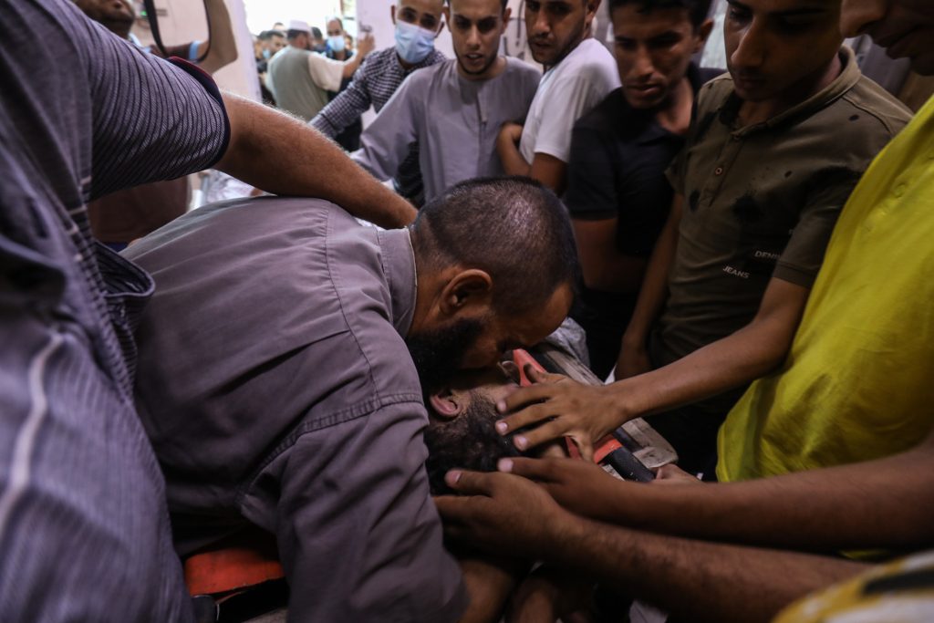 فرق الإنقاذ في قطاع غزة انتشلت جثامين 3 أشخاص من باطن الأرض في المنطقة الحدودية مع مصر/ الأناضول