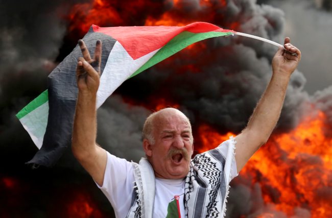 اعتقال الأسيرين المحررين يشعل الضفة.. احتجاجات وإطلاق نار على حاجز، والمقاومة تحذر إسرائيل