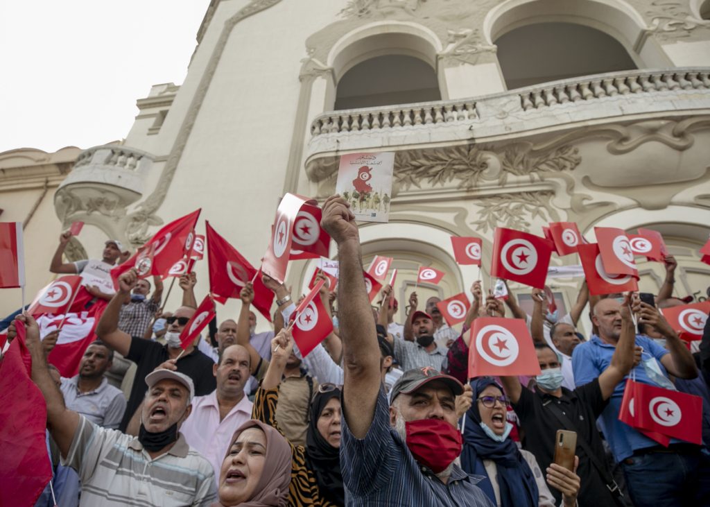 وقفة احتجاجية مناهضة للتدابير الاستثنائية التي اتخذها الرئيس قيس سعيّد/ الأناضول