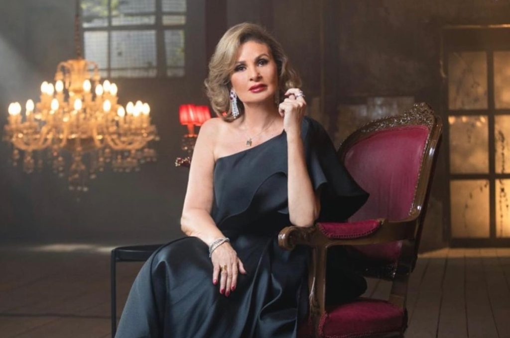 تويتر/ الفنانة يسرا: كنت أرسم فستان الفرح وأنا في المدرسة