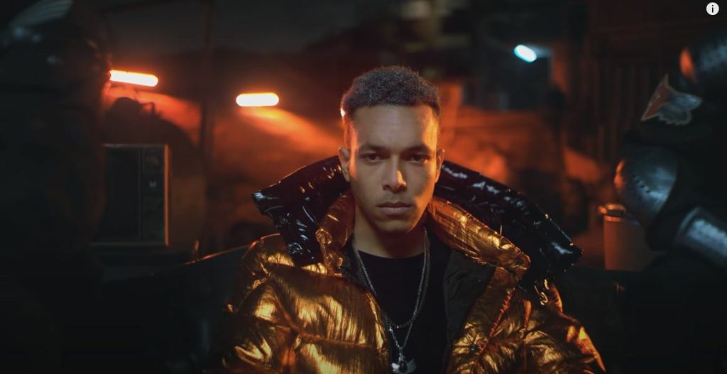 جلسة تصوير لـ"ويجز" بإطلالات غريبة تلفت الانتباه.. سعر أحد القمصان 2500 يورو!