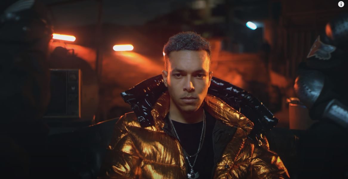 جلسة تصوير لـ"ويجز" بإطلالات غريبة تلفت الانتباه.. سعر أحد القمصان 2500 يورو!