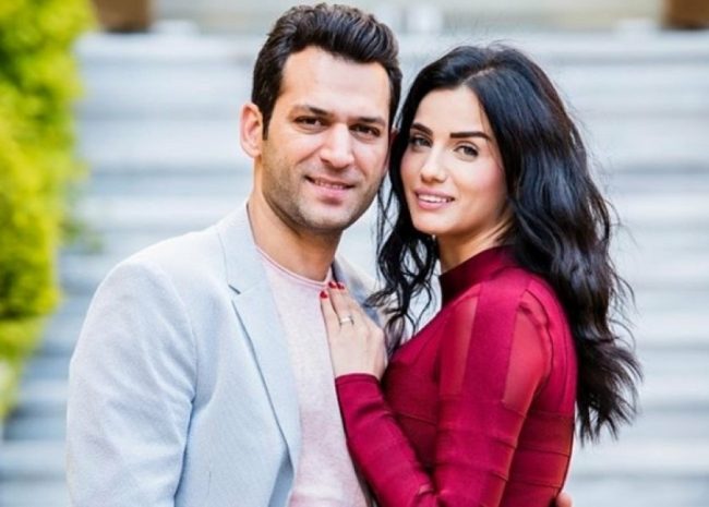 احتفال رومانسي للنجم مراد يلدريم بعيد ميلاد زوجته المغربية.. جولة فوق السحاب ورسالة حب رائعة (فيديو)