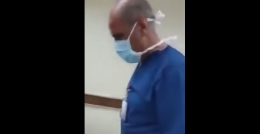 طبيب أمر ممرضاً بالسجود لكلبه