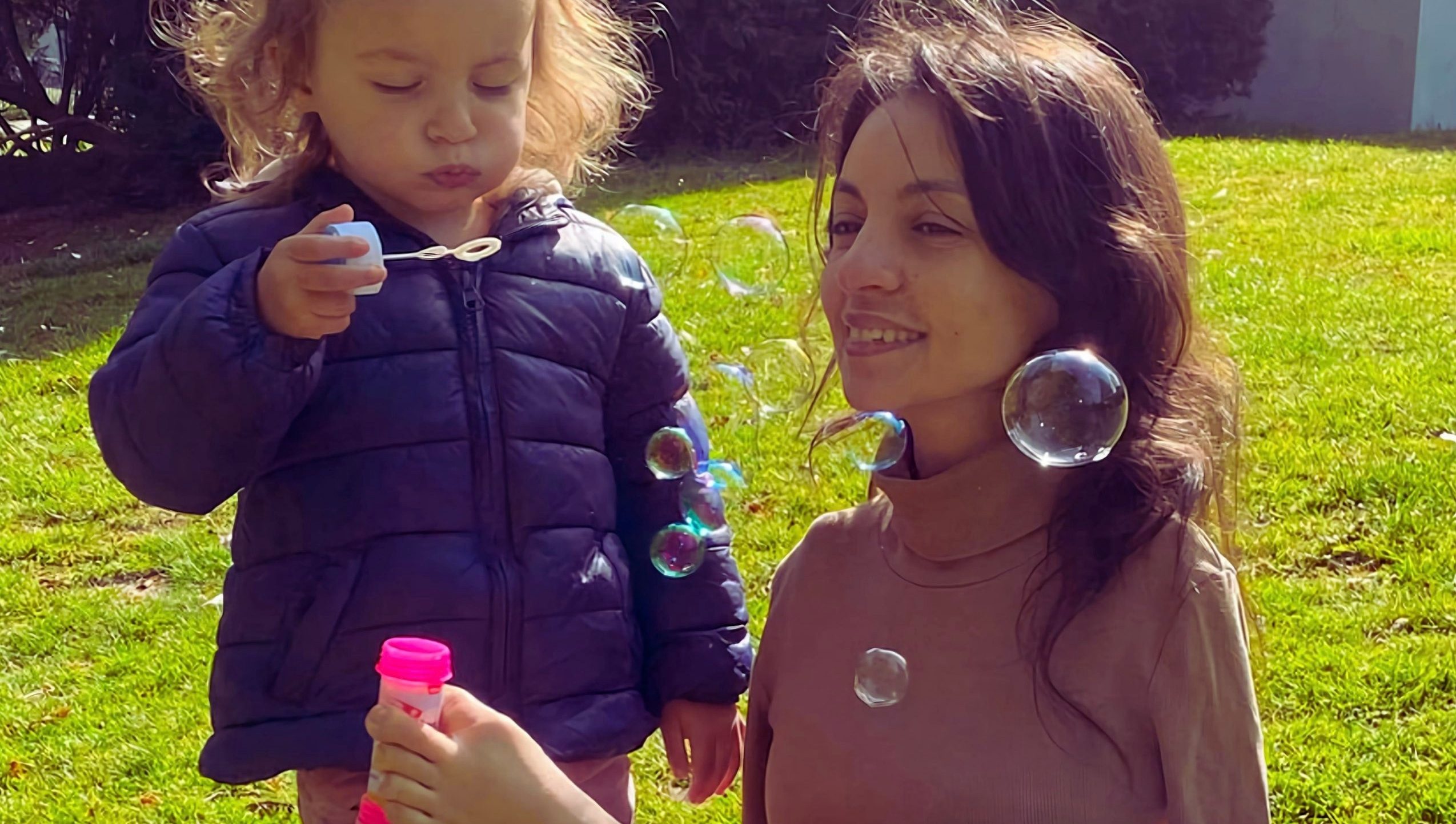 سيدة تتحدى إعاقتها وتعتني بطفلتها ذات العامين.. فيديو يُظهرها تفعل كل شيء لابنتها بدون أطراف علوية