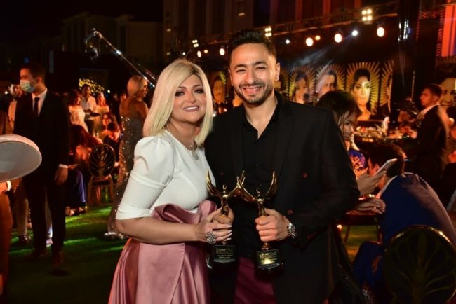 بعد تعرضهم لحادث سيارة.. حمادة هلال يُطمئِن الجمهور عن سلامة زوجته وابنيه ويطلب لهم الدعاء بالشفاء