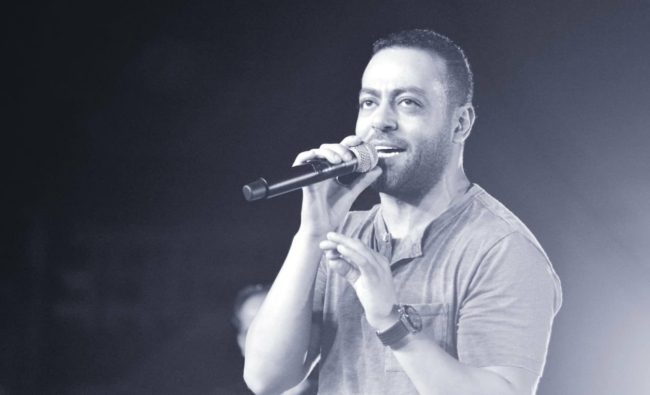 المرأة هي كل حياتي.. تامر عاشور يتحدث عن ابنته “أيام” ويكشف سرّ تقديمه الأغاني الحزينة فقط