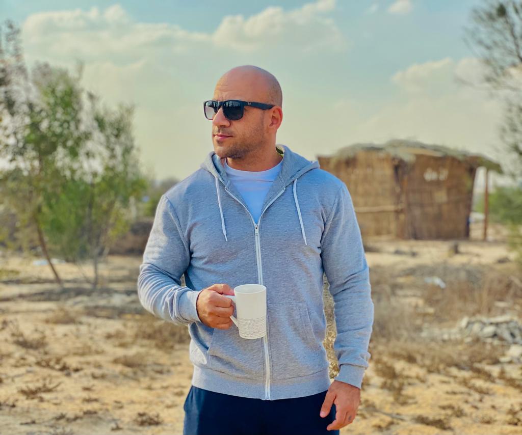 تويتر/ أحمد مكي ومشكلة الضحك في المواقف الجديّة