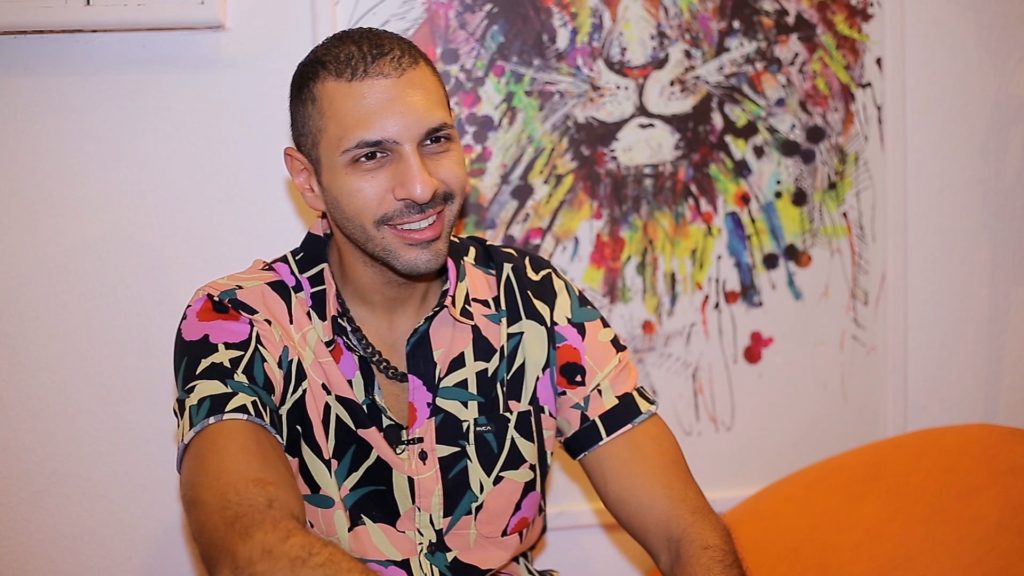 بعد أزمته مع دينا الشربيني والحديث عن منع دخوله الجونة.. حسن أبو الروس ينشر صورته مع زوجته