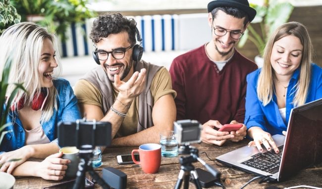 يجنون الملايين ويدفعون ديون عائلاتهم! نجوم على شبكات التواصل تركوا دراستهم وتفرغوا لإنتاج المحتوى