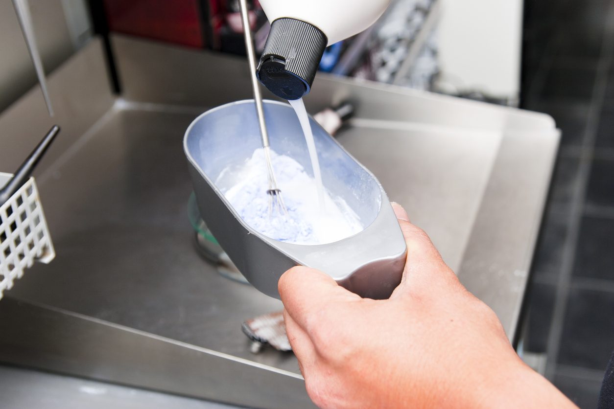 للتنظيف والتعقيم والعناية بالنباتات.. 15 استخداماً مذهلاً لبيروكسيد الهيدروجين