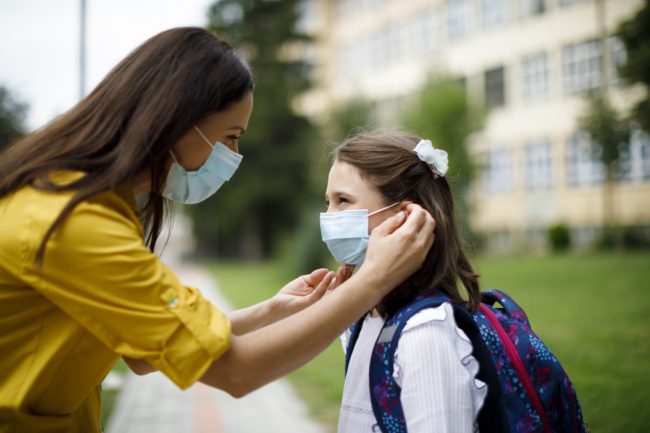 مع عدم التزام الجميع باحتياطات كورونا.. كيف تُجهز طفلك لعودة آمنة إلى المدارس؟