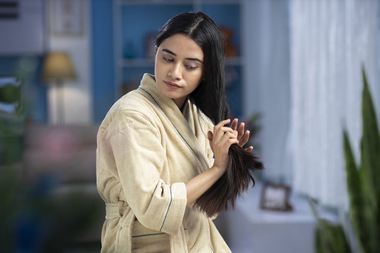 لا حاجة لشراء منتجات عديدة للحصول على فوائد مختلفة.. احصلي على شعر كثيف ولامع وصحي باستخدام طريقة “تزييت الشعر”