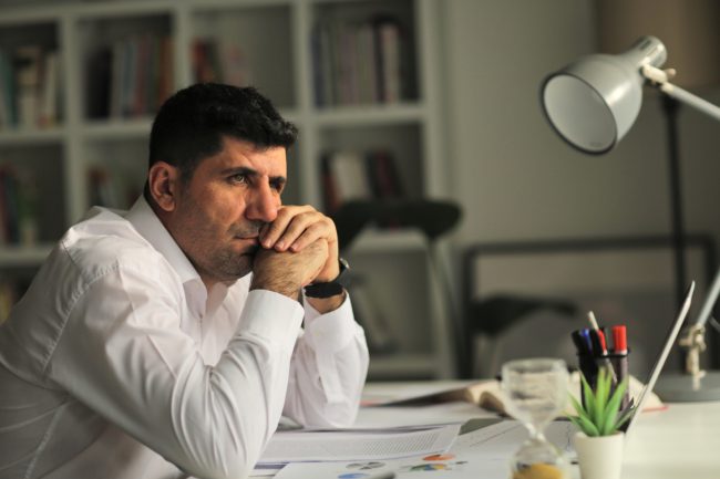 “حِشَري” ويتناول قضايا حساسة وقادر على قراءة المستقبل.. من هو المثقف، وكيف يغيّر مجتمعه؟